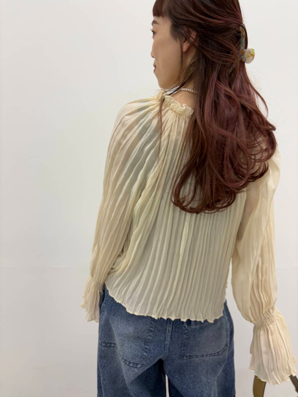 「大人カジュアル、デニム、カジュアル、きれいめカジュアル、ブラウス、なりたい今日になれる服、春コーデ、ROSSO、プリーツ、コクーンパンツ、urbanresearchrosso、トレンドコーデ、アーバンリサーチロッソ、ur_rosso、骨格ウェーブ」｜「URBAN RESEARCH ROSSO WOMENのコクーンフォルムデニムパンツ（デニムパンツ、ブルー系）」を使った、ayaka kawaharadaさん（レディース・164cm）の冬コーディネートの5枚目の写真