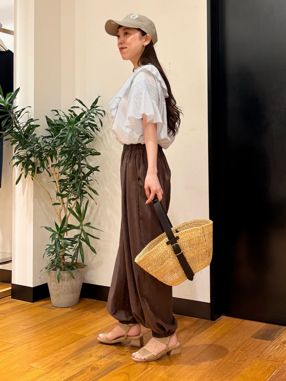 ブルー系のシャツ/ブラウス、ブラウン系のその他パンツ、ベージュ系のサンダルを着用したレディースの夏コーディネートの2枚目の写真