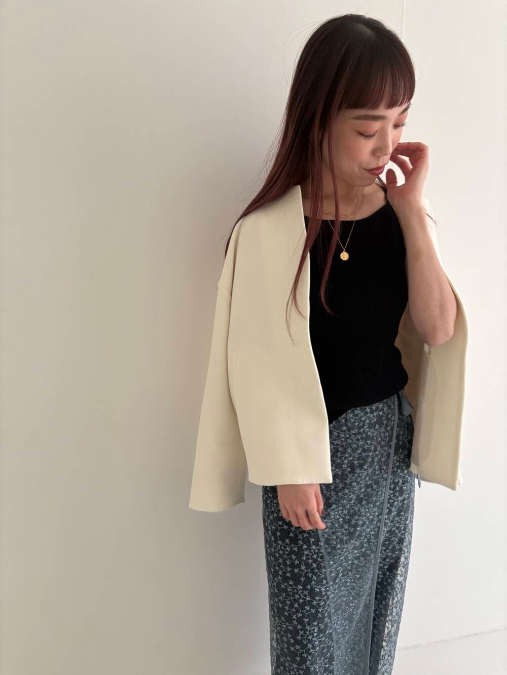 「モード、きれいめカジュアル、レイヤードスタイル、春コーデ、春アウター、レーススカート、巻きスカート、トレンドコーデ、ur_rosso、レースアイテム、明日着たい服、やや寒い、春のジャケットスタイル、urbanreseaschrosso」｜「URBAN RESEARCH ROSSO WOMENのUVカットトリプルクロスショートコート（ノーカラージャケット、ホワイト系）」を使った、ayaka kawaharadaさん（レディース・164cm）の冬コーディネートの4枚目の写真