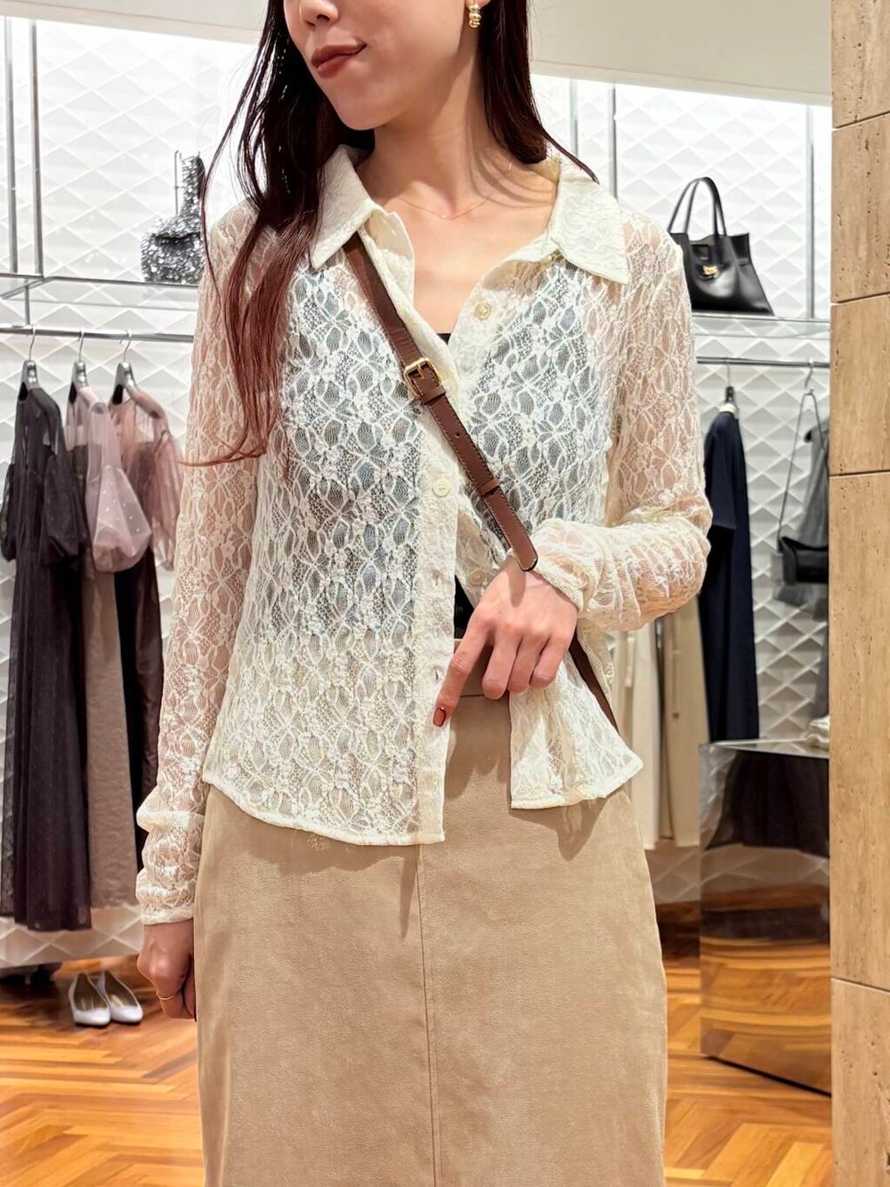レッド系のサンダル、ベージュ系のスカート、ホワイト系のシャツ/ブラウスを着用したレディースの夏コーディネートの5枚目の写真
