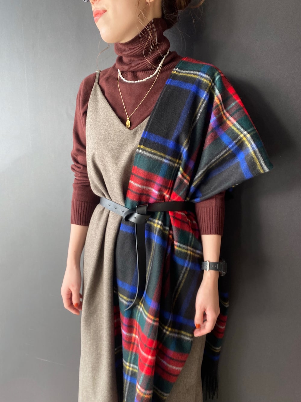 「URBAN RESEARCH ROSSO、アーバンリサーチロッソ、ROSSO、オトナカジュアル、カジュアル、トレンドコーデ、トレンド、キャミワンピース、冬服、ジョンストンズ、レイヤードスタイル、タートルネック、ブラウン、ブーツ」|「URBAN RESEARCH ROSSOの【一部WEB限定カラー】ホールデザインタートルニット(ニット/セーター、ブラウン系)」を使った、ayaka kawaharadaさん(レディース・164cm)の冬コーディネートの2枚目の写真