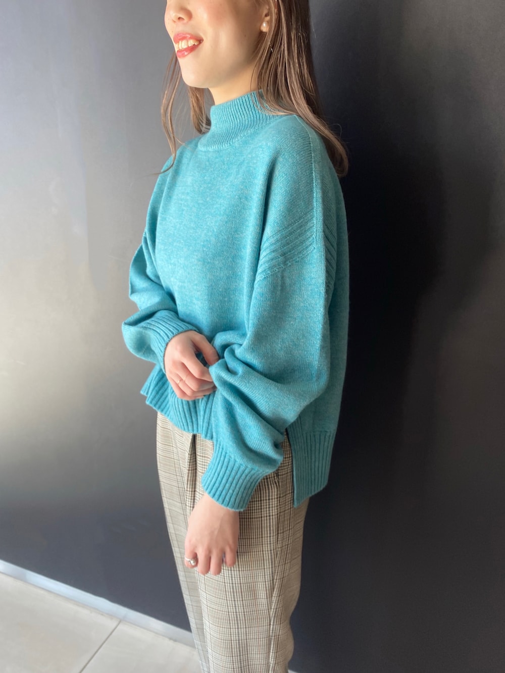 「URBAN RESEARCH ROSSO、URBAN RESEARCH、ROSSO、カジュアル、オトナカジュアル、テーパードパンツ、チェックパンツ、ネイビーコーデ、ウールコート、リバーシブルコート、リバーシブル、カラーニット、ニット、ブルーコーデ、さわやかコーデ」｜「URBAN RESEARCH ROSSOのショートデザインホールニット（ニット/セーター、ブルー系）」を使った、ayaka kawaharadaさん（レディース・164cm）の冬コーディネートの3枚目の写真