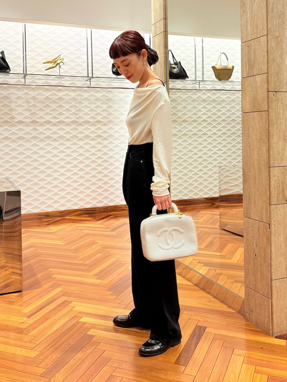 ホワイト系のTシャツ/カットソー、ブラック系のデニムパンツ、ブラック系のローファーを着用したレディースの秋コーディネートの2枚目の写真