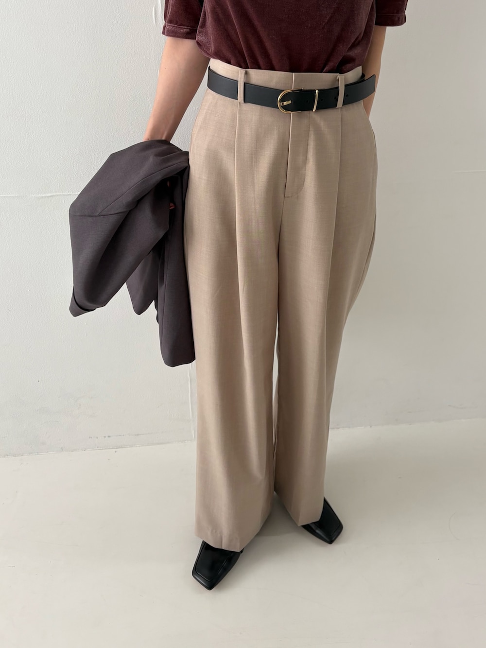 グレー系のその他アウター、レッド系のTシャツ/カットソー、ベージュ系のその他パンツを着用したレディースの秋コーディネートの4枚目の写真