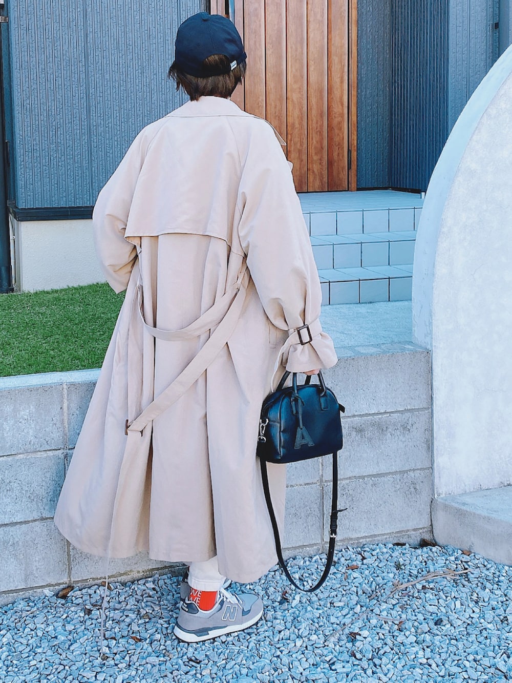 ブラック系のTシャツ/カットソー、ホワイト系のスウェットパンツ、ブラック系のショルダーバッグを着用したレディースの春コーディネートの2枚目の写真