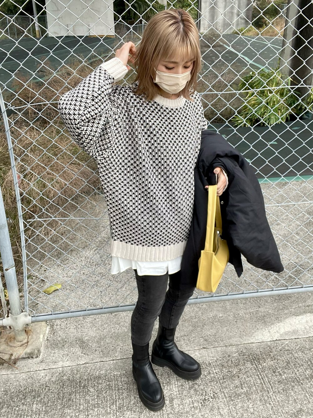 ブラック系のニット/セーターを着用したレディースの冬コーディネートの2枚目の写真