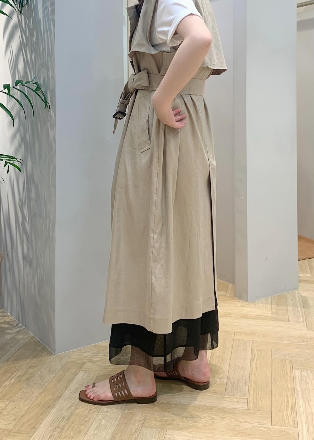 「ジレ、スカート、ロングジレ、Tシャツ、マキシ丈スカート、シアー、サンダル、夏雑貨、ROPÉ」｜「ROPE'のAnna Sandal （アンナ サンダル）（サンダル、イエロー系）」を使った、スタッフさん（レディース・162cm）の春コーディネートの3枚目の写真