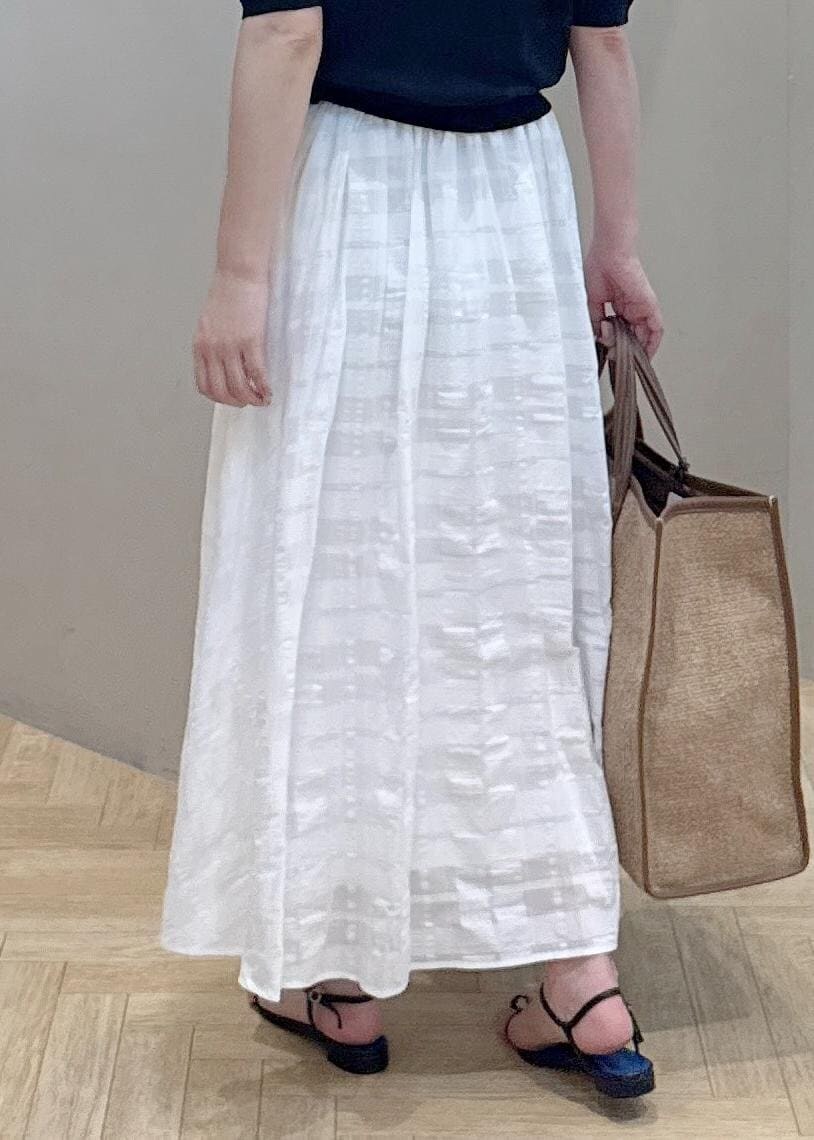 ホワイト系のスカート、ブラック系のシャツ/ブラウスを着用したレディースの夏コーディネートの5枚目の写真