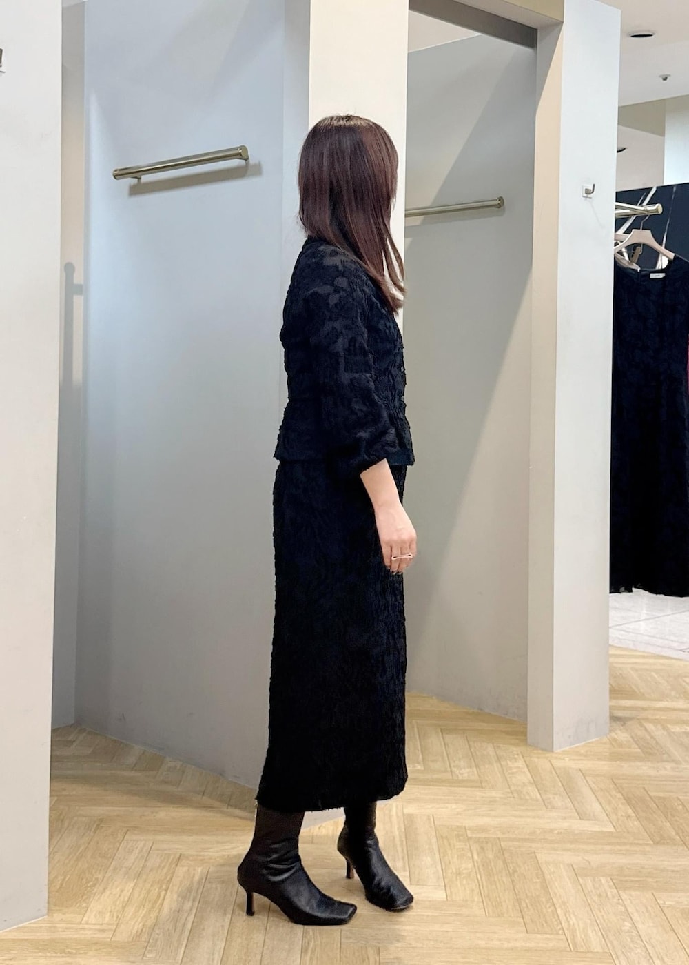 ブラック系のスカート、ブラック系のシャツ/ブラウスを着用したレディースの秋コーディネートの3枚目の写真