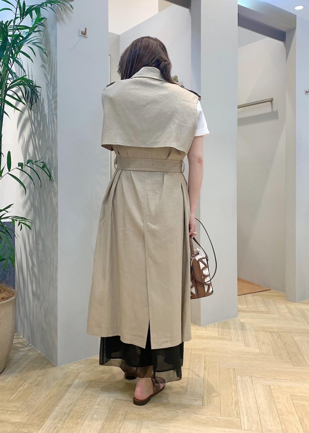 「ジレ、スカート、ロングジレ、Tシャツ、マキシ丈スカート、シアー、サンダル、夏雑貨、ROPÉ」｜「ROPE'のAnna Sandal （アンナ サンダル）（サンダル、イエロー系）」を使った、スタッフさん（レディース・162cm）の春コーディネートの4枚目の写真