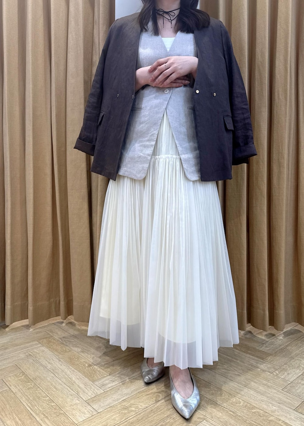 シルバー系のパンプス、ベージュ系のトートバッグ、ブラウン系のノーカラージャケットを着用したレディースの春コーディネートの4枚目の写真