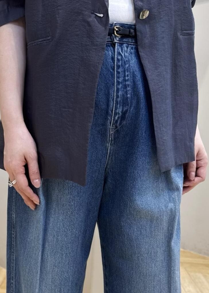 ブルー系のデニムパンツ、シルバー系のパンプス、グレー系のテーラードジャケットを着用したレディースの春コーディネートの5枚目の写真