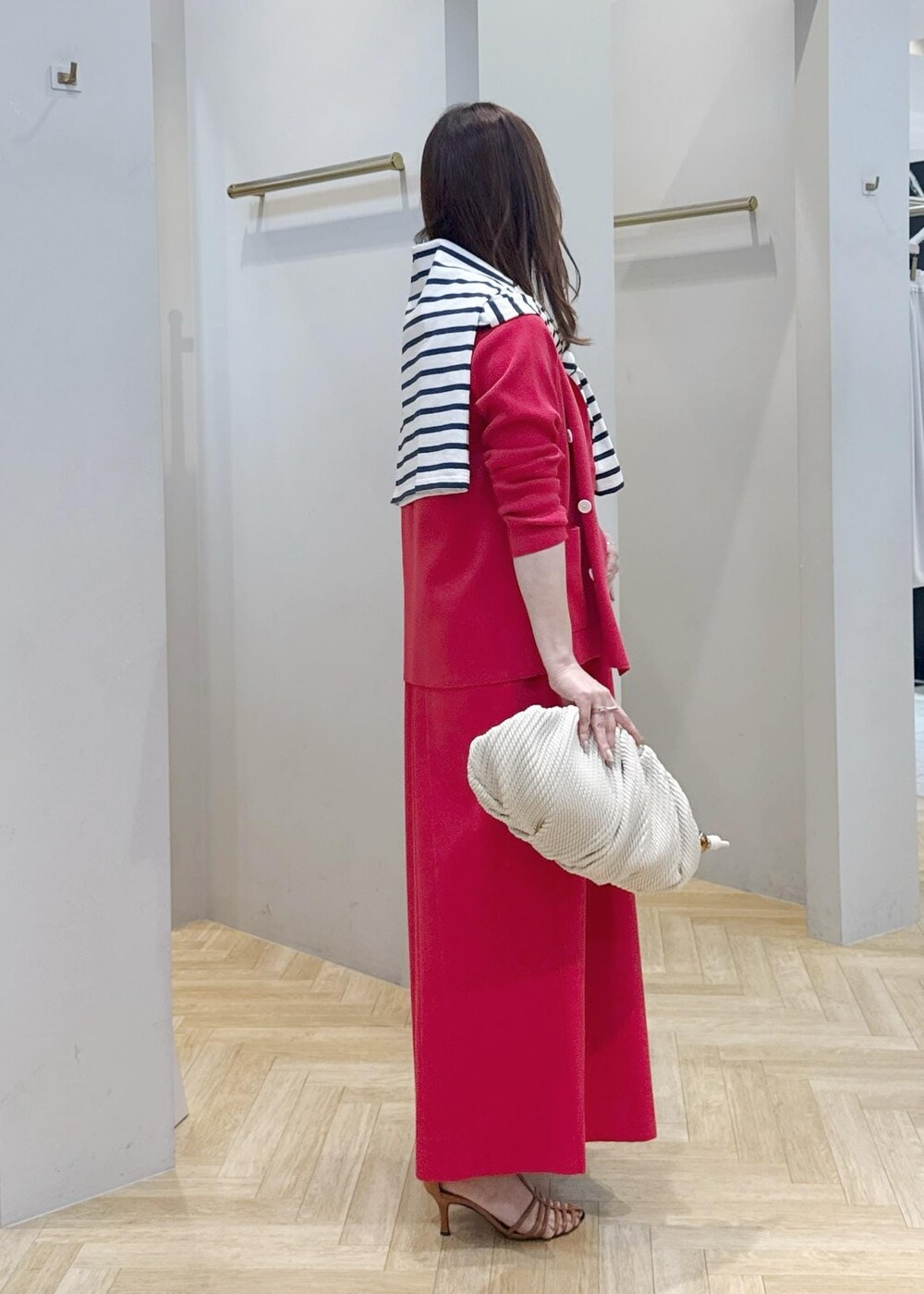 「ニットセットアップ、ニットジャケット、赤コーディネート、春コーデ、初夏コーデ、旅行コーデ、推し活コーデ、ROPÉ、ストレート、イエベ春、混合、トップス、Tシャツ/カットソー、ジャケット/アウター、テーラードジャケット」｜「ROPE'のナローTストラップサンダル（サンダル、ブラウン系）」を使った、スタッフさん（レディース・162cm）の春コーディネートの3枚目の写真