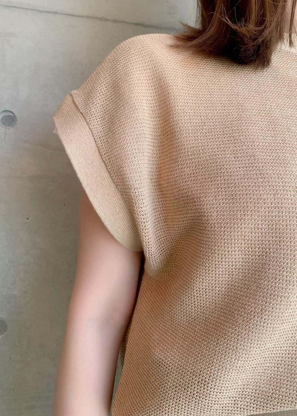 ホワイト系のサンダル、ホワイト系のトートバッグ、ベージュ系のTシャツ/カットソーを着用したレディースの夏コーディネートの4枚目の写真