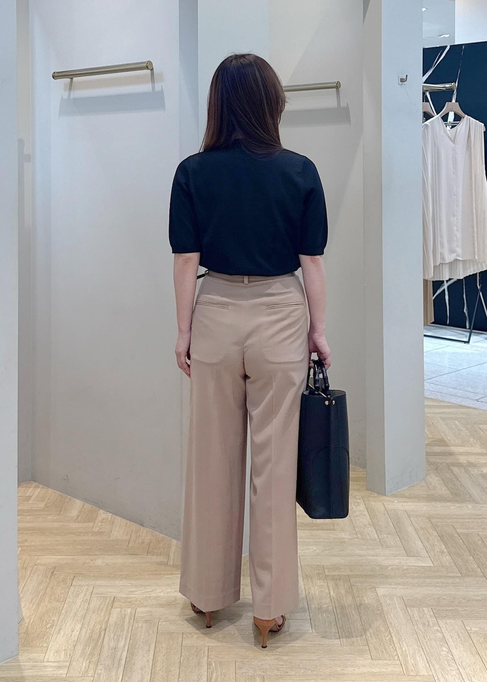 「お仕事コーデ、授業参観日コーデ、ROPÉ、ストレート、イエベ春、混合、トップス、シャツ/ブラウス、パンツ、バッグ、トートバッグ、ファッション雑貨、ベルト、GGK35290、GGS35010」｜「ROPE'のシグネットバックルナローレザーベルト（ベルト、ブラック系）」を使った、スタッフさん（レディース・162cm）の夏コーディネートの3枚目の写真