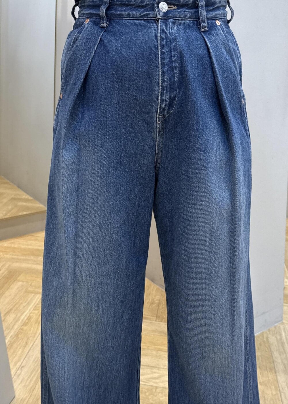 ブルー系のデニムパンツ、ベージュ系のショルダーバッグ、シルバー系のパンプスを着用したレディースの春コーディネートの6枚目の写真