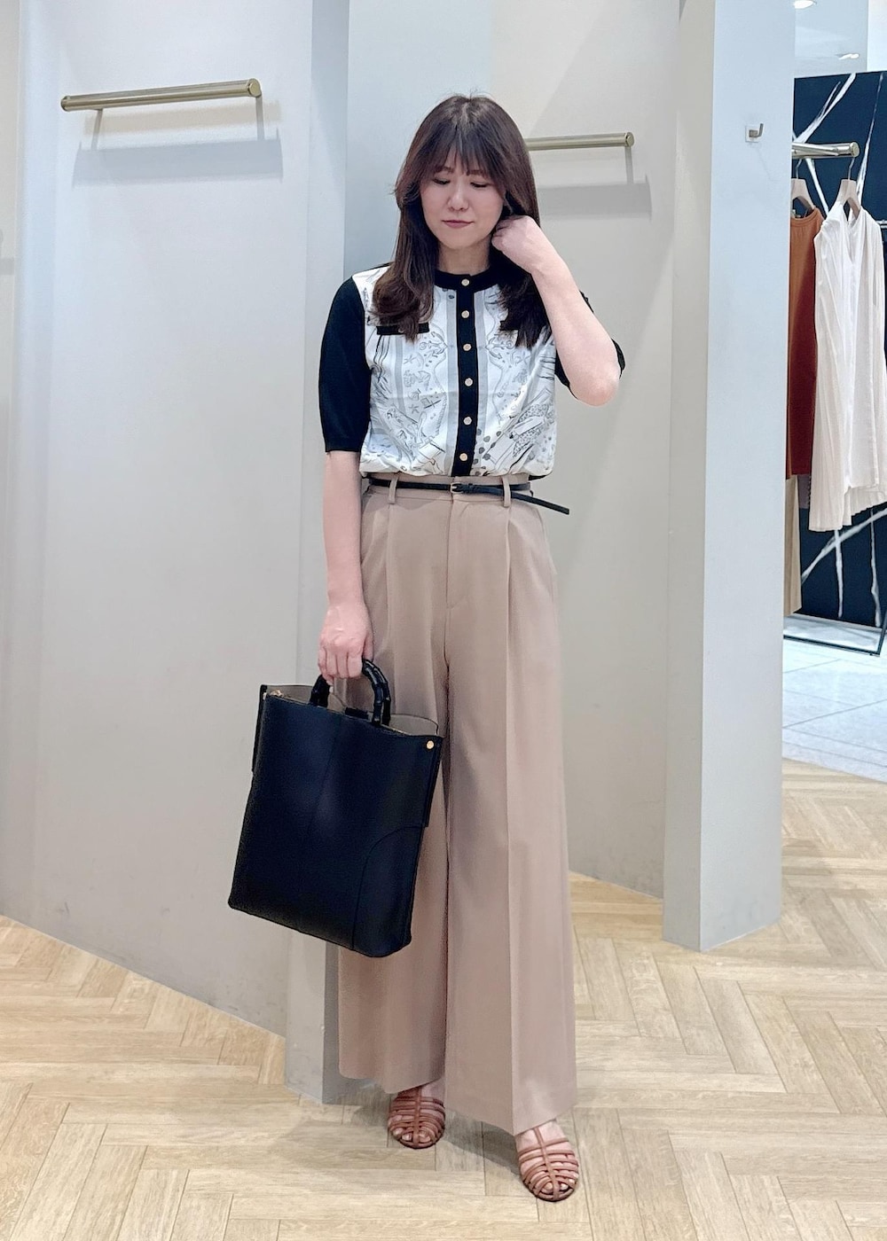 「お仕事コーデ、授業参観日コーデ、ROPÉ、ストレート、イエベ春、混合、トップス、シャツ/ブラウス、パンツ、バッグ、トートバッグ、ファッション雑貨、ベルト、GGK35290、GGS35010」｜「ROPE'のシグネットバックルナローレザーベルト（ベルト、ブラック系）」を使った、スタッフさん（レディース・162cm）の夏コーディネートの5枚目の写真