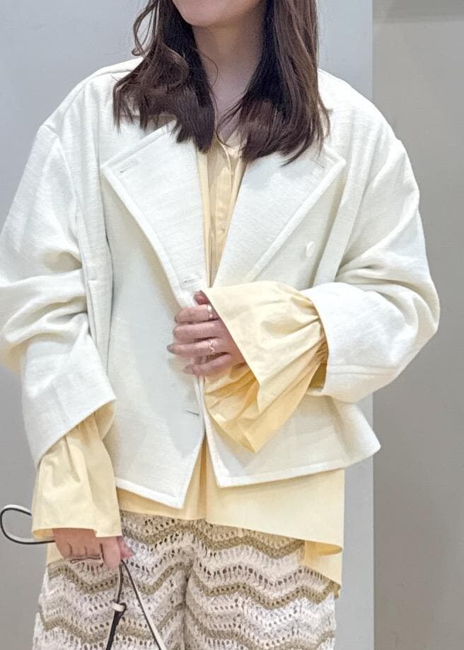 「春アウター、MANTECO、マンテコ社、春コーデ、旅行コーデ、ROPÉ、ストレート、イエベ春、混合、トップス、シャツ/ブラウス、ジャケット/アウター、トレンチコート、バッグ、ショルダーバッグ」｜「ROPE'のナローTストラップサンダル（サンダル、ブラウン系）」を使った、スタッフさん（レディース・162cm）の春コーディネートの3枚目の写真