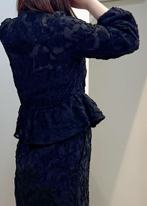 ブラック系のスカート、ブラック系のシャツ/ブラウスを着用したレディースの秋コーディネートの5枚目の写真