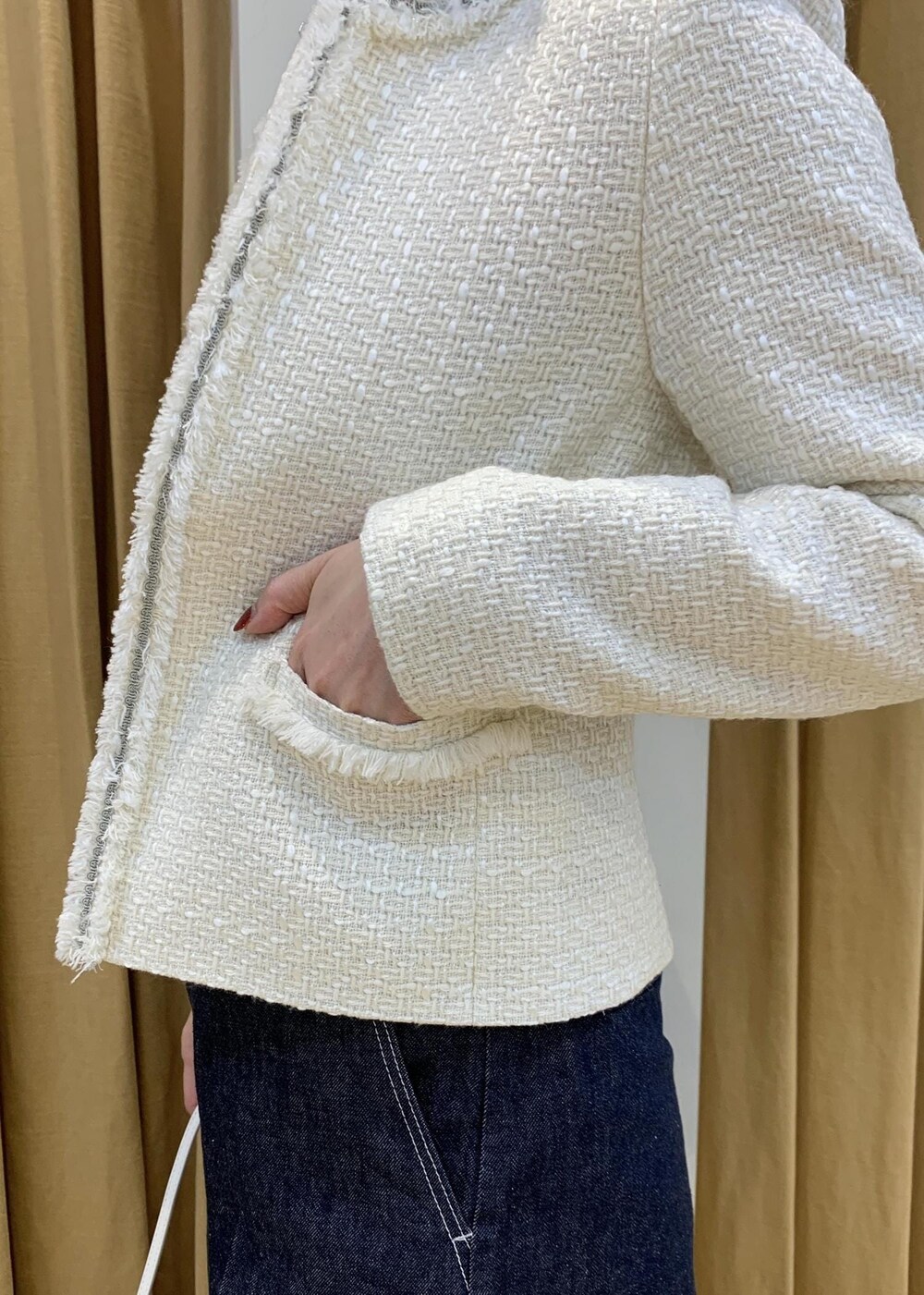「ツィードジャケット、バギーパンツ、ジャケット、デニム、インディゴブルー、ROPÉ、24SS春の新作、きれいめカジュアル、大人カジュアル、サンダル、スタイルアップ」｜「ROPE'のミックスツイードノーカラージャケット【セレモニー対応】（ノーカラージャケット、ホワイト系）」を使った、スタッフさん（レディース・162cm）の春コーディネートの5枚目の写真