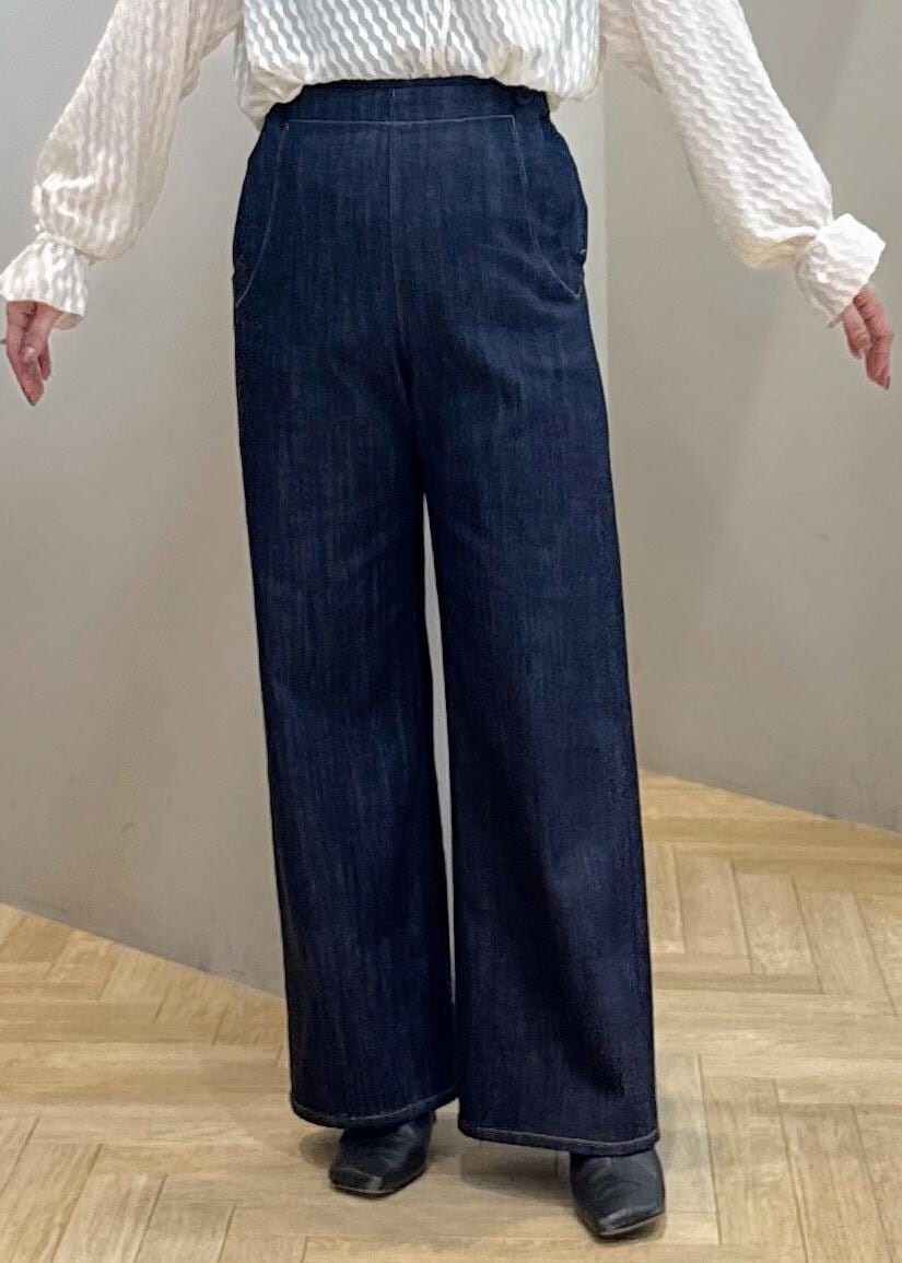 ブルー系のデニムパンツ、ホワイト系のシャツ/ブラウスを着用したレディースの秋コーディネートの4枚目の写真