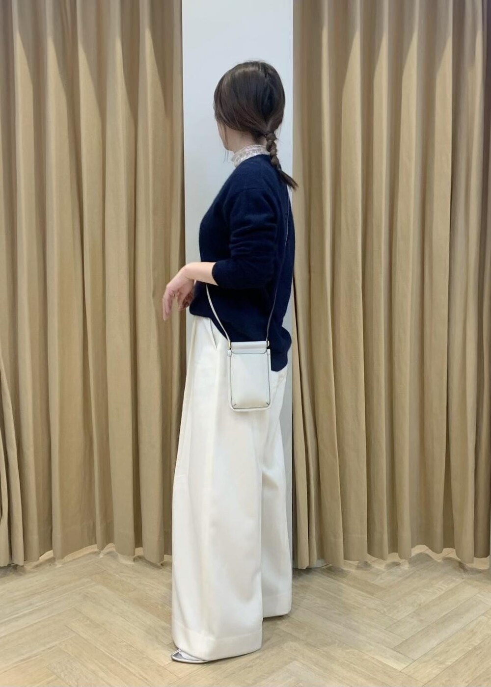 ブルー系のニット/セーター、ホワイト系のその他パンツ、ホワイト系のショルダーバッグを着用したレディースの冬コーディネートの2枚目の写真