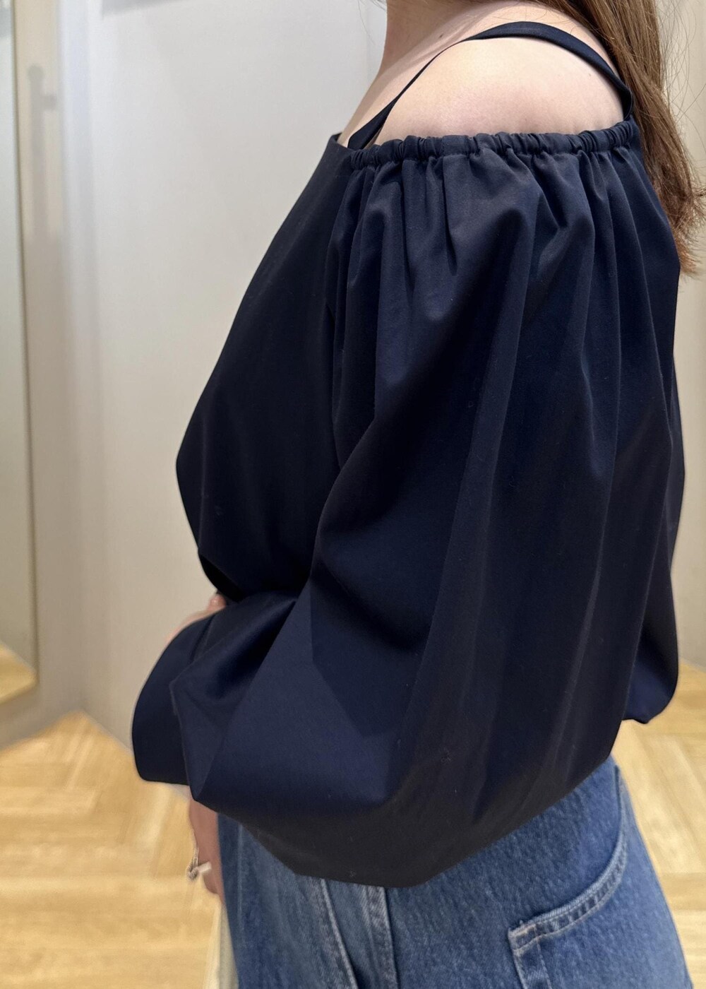 ブルー系のデニムパンツ、ベージュ系のショルダーバッグ、シルバー系のパンプスを着用したレディースの春コーディネートの4枚目の写真