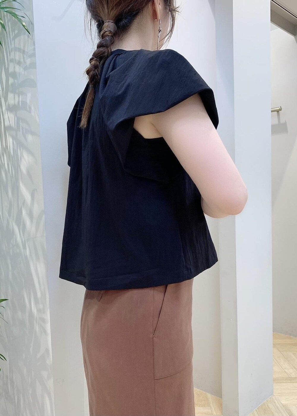 「ブラウス、タイトスカート、サンダル、ヒール、ストラップサンダル、ROPÉ、ÉPOR、W BAG、24SS夏の新作、通勤、きれいめ、アクセサリー、着痩せ、スタイルアップ」｜「E'PORの【24SS】【E'POR】W BAG Mini（ハンドバッグ、ホワイト系）」を使った、スタッフさん（レディース・162cm）の夏コーディネートの5枚目の写真
