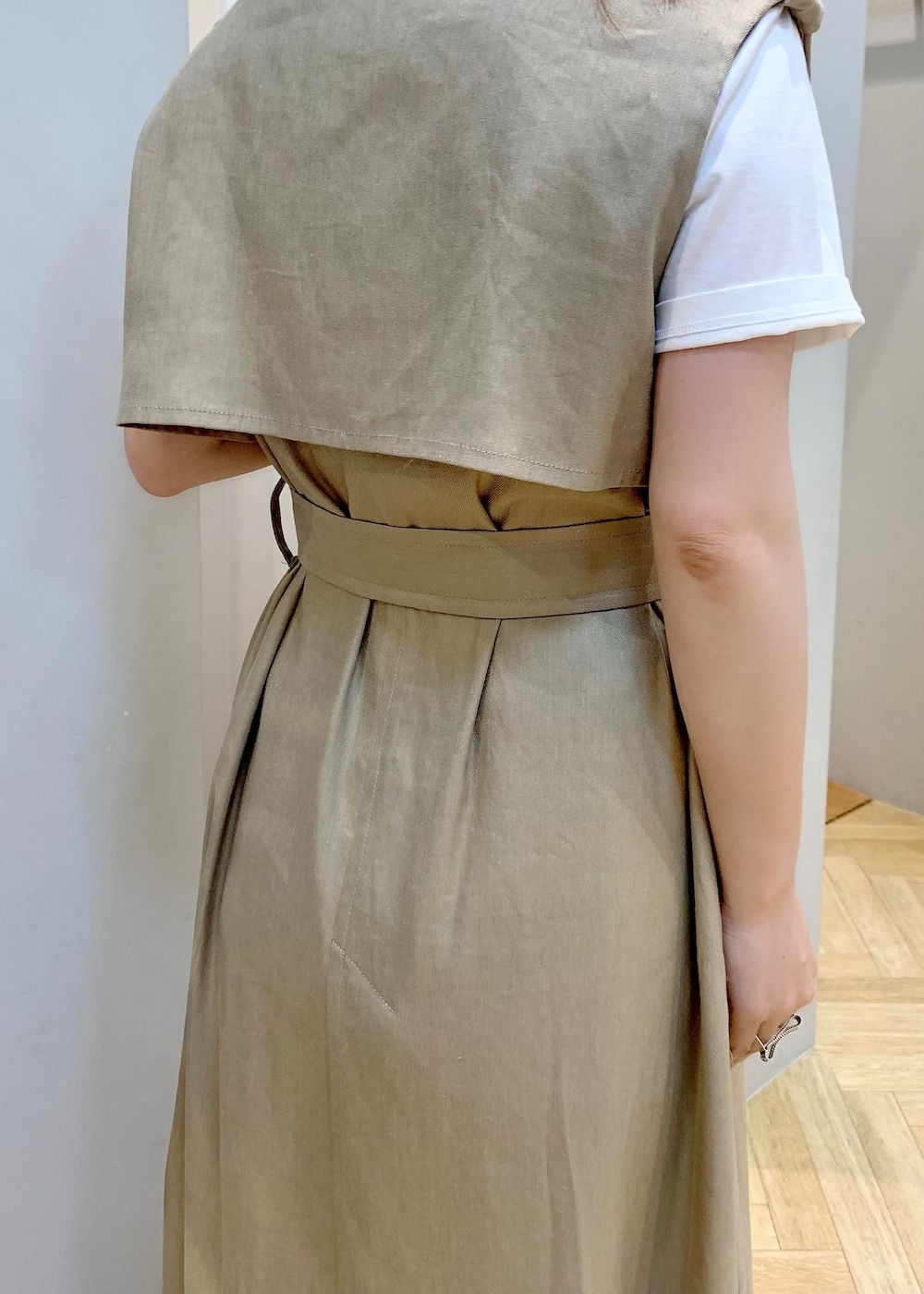 「ジレ、スカート、ロングジレ、Tシャツ、マキシ丈スカート、シアー、サンダル、夏雑貨、ROPÉ」｜「ROPE'のAnna Sandal （アンナ サンダル）（サンダル、イエロー系）」を使った、スタッフさん（レディース・162cm）の春コーディネートの5枚目の写真