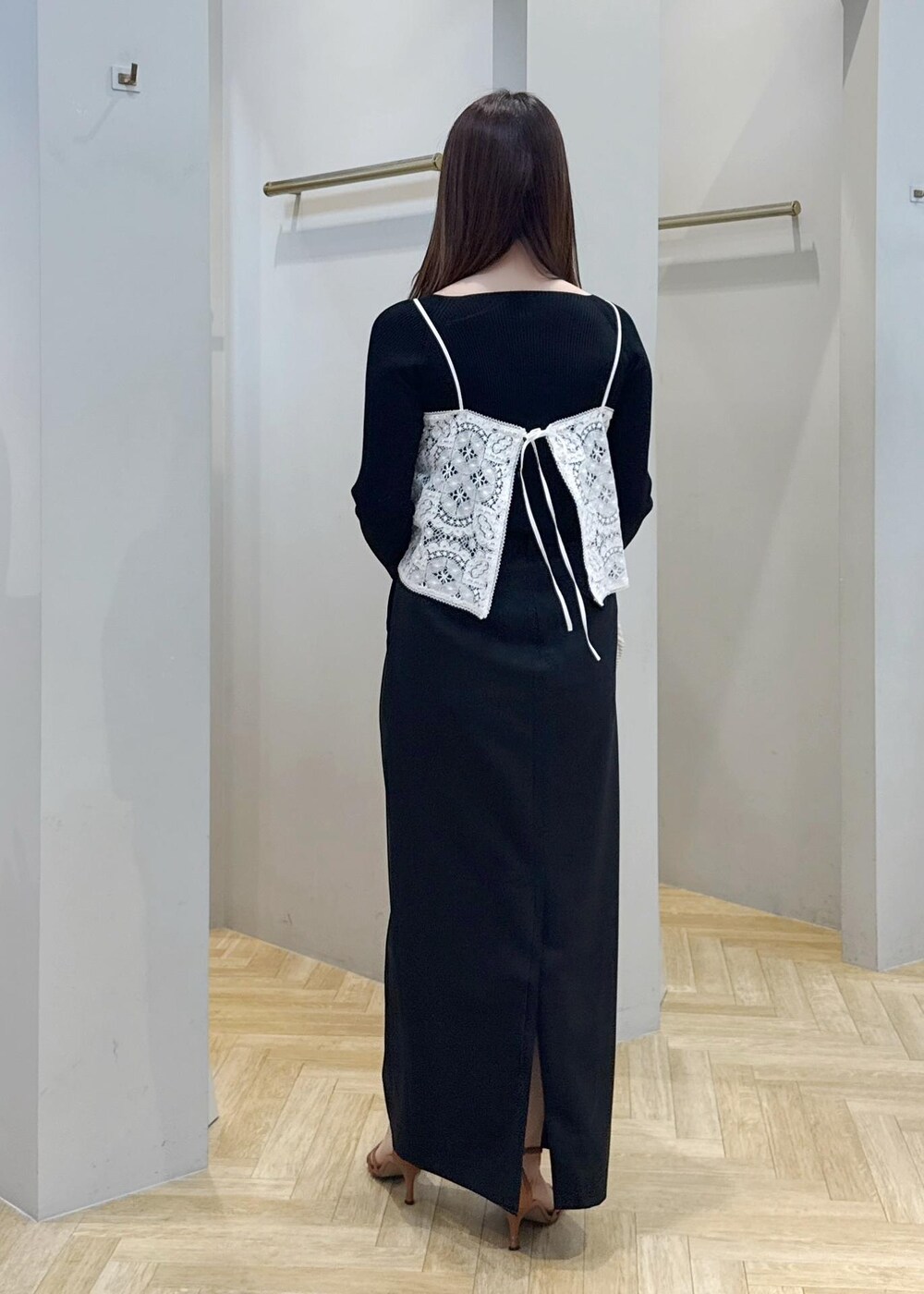 「モノトーン、春コーデ、女子会コーデ、雨の日コーデ、大人カジュアル、体型カバー、ROPÉ、ストレート、イエベ春、混合、トップス、ニット/セーター、キャミソール、スカート、バッグ」｜「ROPE'のナローTストラップサンダル（サンダル、ブラウン系）」を使った、スタッフさん（レディース・162cm）の春コーディネートの3枚目の写真