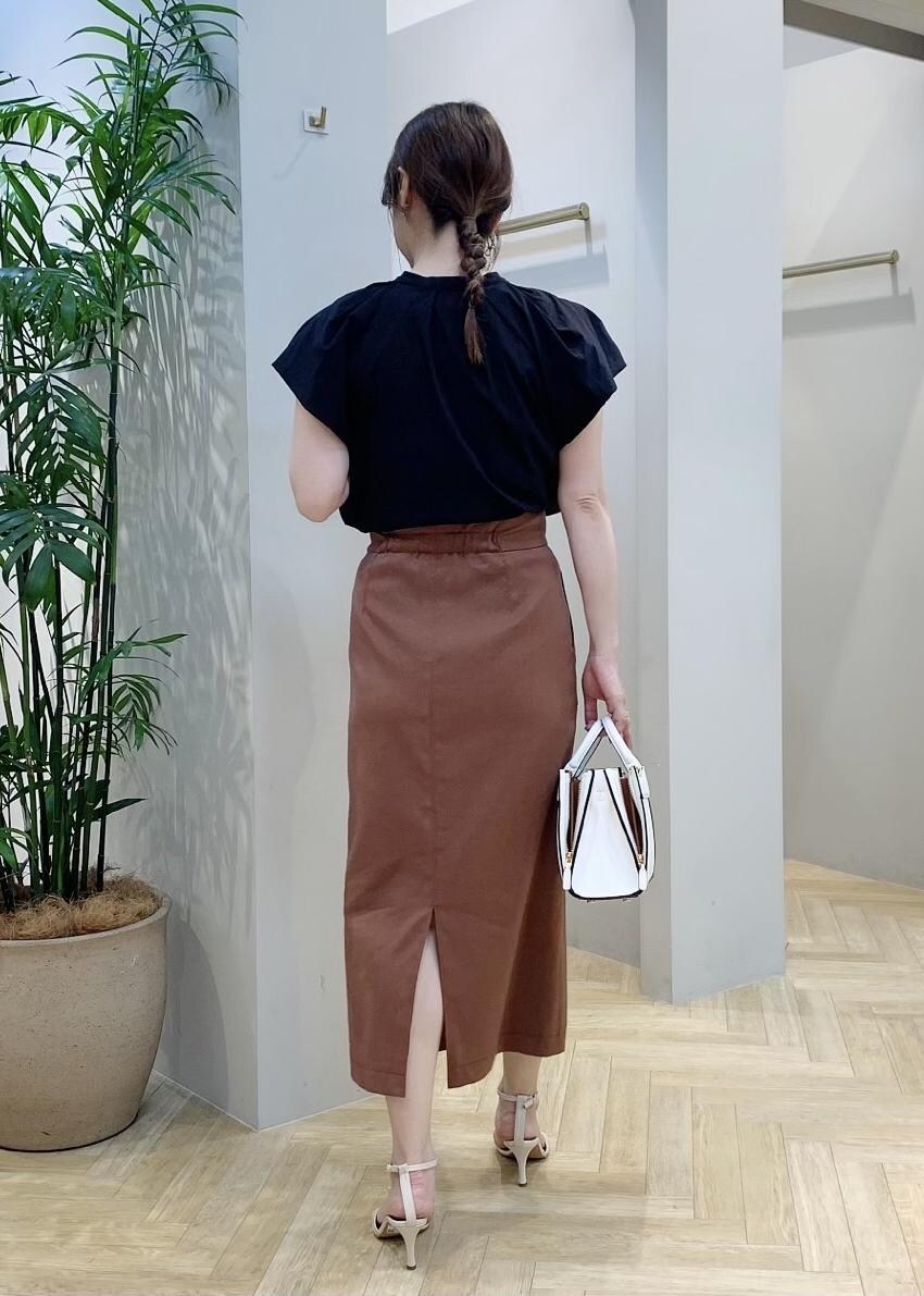 「ブラウス、タイトスカート、サンダル、ヒール、ストラップサンダル、ROPÉ、ÉPOR、W BAG、24SS夏の新作、通勤、きれいめ、アクセサリー、着痩せ、スタイルアップ」｜「E'PORの【24SS】【E'POR】W BAG Mini（ハンドバッグ、ホワイト系）」を使った、スタッフさん（レディース・162cm）の夏コーディネートの2枚目の写真