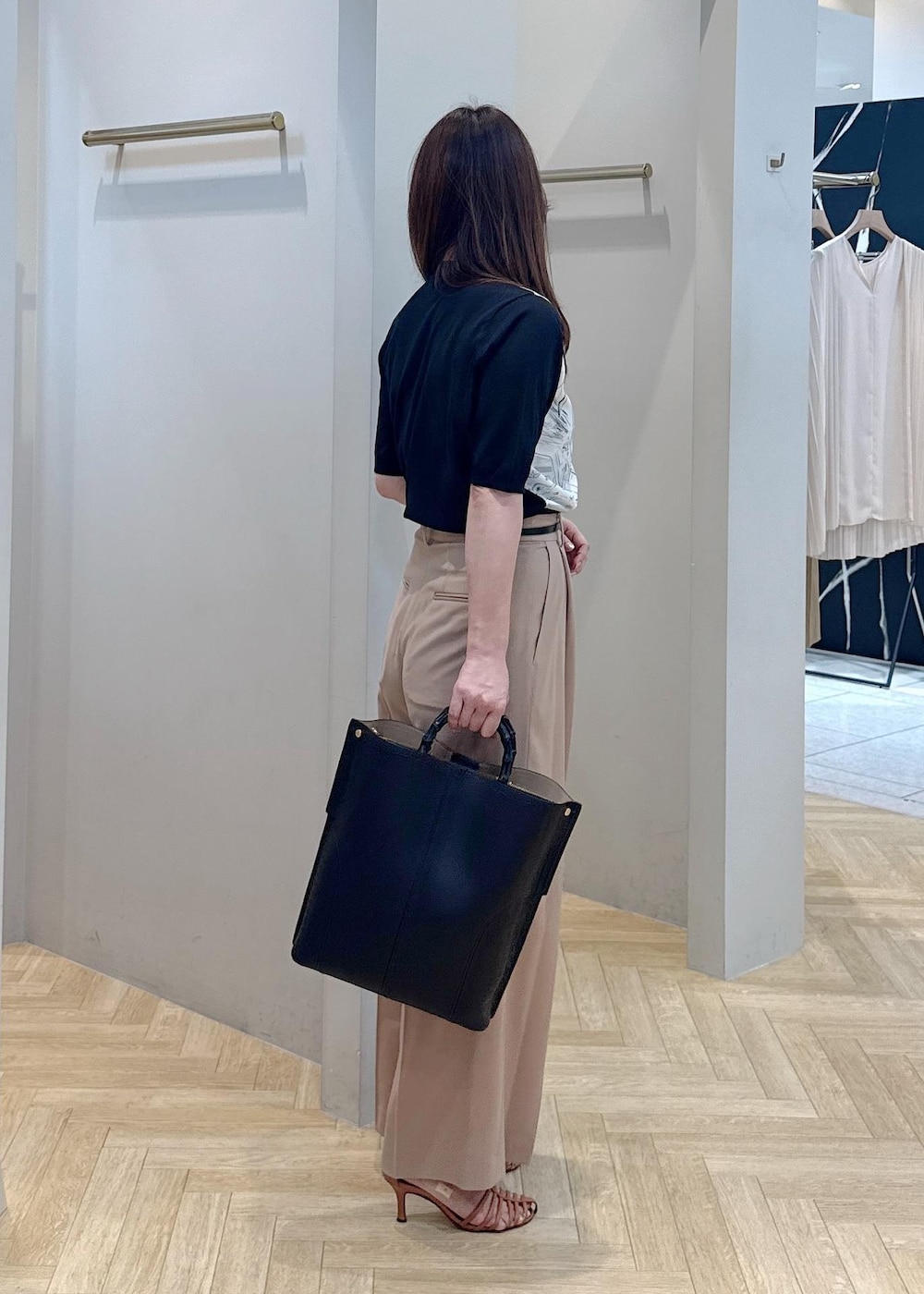 「お仕事コーデ、授業参観日コーデ、ROPÉ、ストレート、イエベ春、混合、トップス、シャツ/ブラウス、パンツ、バッグ、トートバッグ、ファッション雑貨、ベルト、GGK35290、GGS35010」｜「ROPE'のシグネットバックルナローレザーベルト（ベルト、ブラック系）」を使った、スタッフさん（レディース・162cm）の夏コーディネートの2枚目の写真