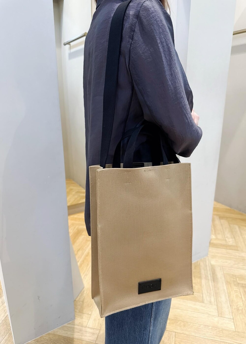 ブルー系のデニムパンツ、シルバー系のパンプス、グレー系のテーラードジャケットを着用したレディースの春コーディネートの6枚目の写真