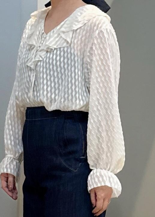 ブルー系のデニムパンツ、ホワイト系のシャツ/ブラウスを着用したレディースの秋コーディネートの5枚目の写真