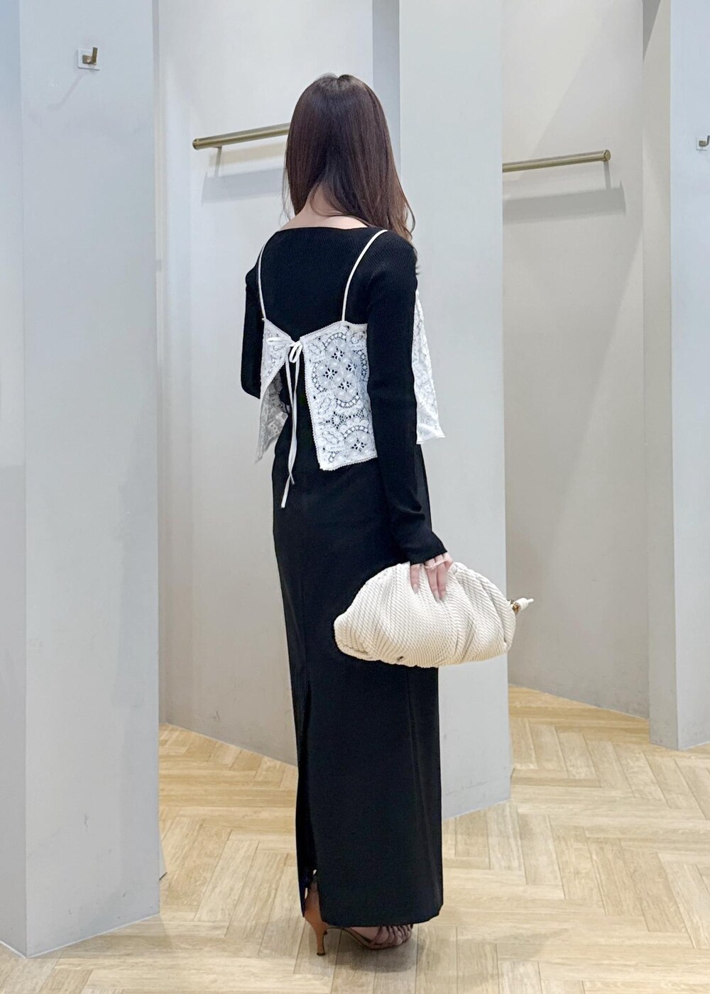 「モノトーン、春コーデ、女子会コーデ、雨の日コーデ、大人カジュアル、体型カバー、ROPÉ、ストレート、イエベ春、混合、トップス、ニット/セーター、キャミソール、スカート、バッグ」｜「ROPE'のナローTストラップサンダル（サンダル、ブラウン系）」を使った、スタッフさん（レディース・162cm）の春コーディネートの2枚目の写真