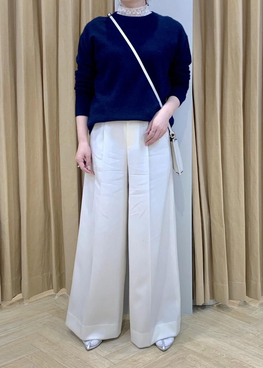 ブルー系のニット/セーター、ホワイト系のその他パンツ、ホワイト系のショルダーバッグを着用したレディースの冬コーディネートの3枚目の写真