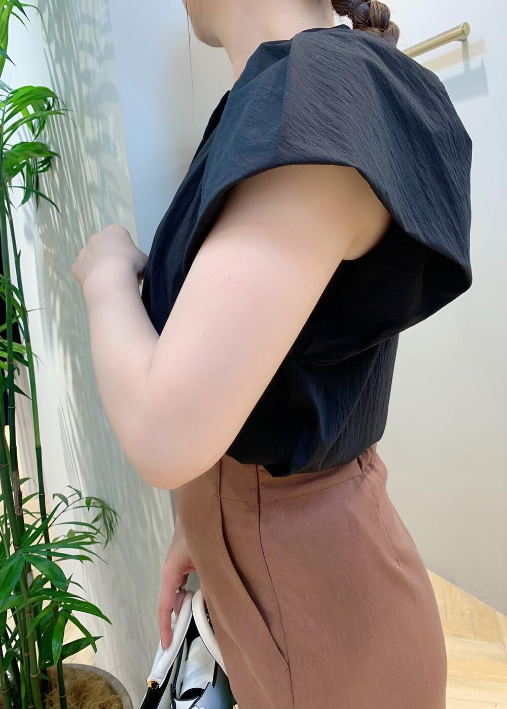「ブラウス、タイトスカート、サンダル、ヒール、ストラップサンダル、ROPÉ、ÉPOR、W BAG、24SS夏の新作、通勤、きれいめ、アクセサリー、着痩せ、スタイルアップ」｜「E'PORの【24SS】【E'POR】W BAG Mini（ハンドバッグ、ホワイト系）」を使った、スタッフさん（レディース・162cm）の夏コーディネートの3枚目の写真