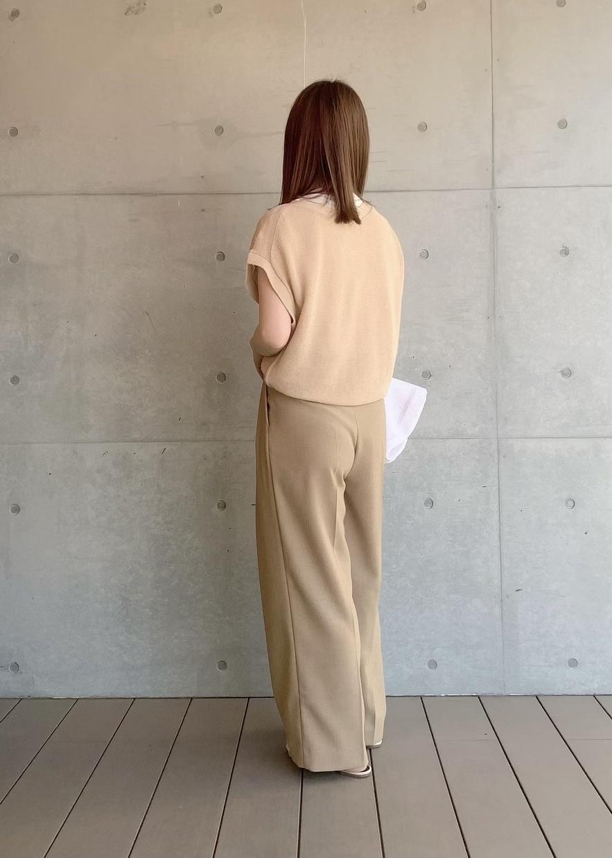 ホワイト系のサンダル、ホワイト系のトートバッグ、ベージュ系のTシャツ/カットソーを着用したレディースの夏コーディネートの2枚目の写真