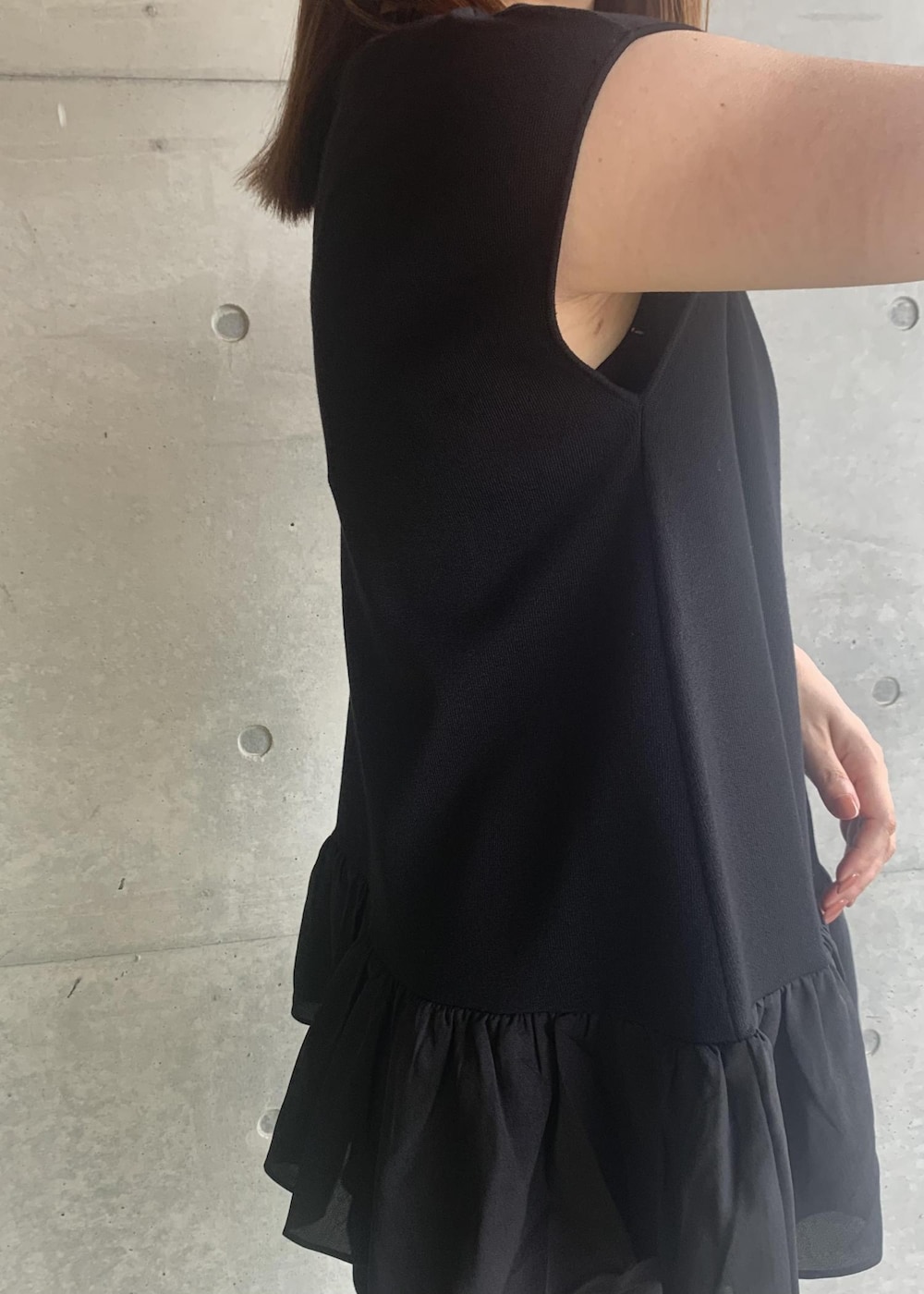 「ペプラムニット、ペプラムトップス、ブラックコーデ、ブラックコーディネート、ワントーンコーディネート、ワントーンコーデ、ROPÉ、夏トップス、パンツ、オフィスカジュアル、大人カジュアル、骨格ストレート、イエベ」｜「ROPE'のナローTストラップサンダル（サンダル、ブラウン系）」を使った、スタッフさん（レディース・162cm）の夏コーディネートの5枚目の写真