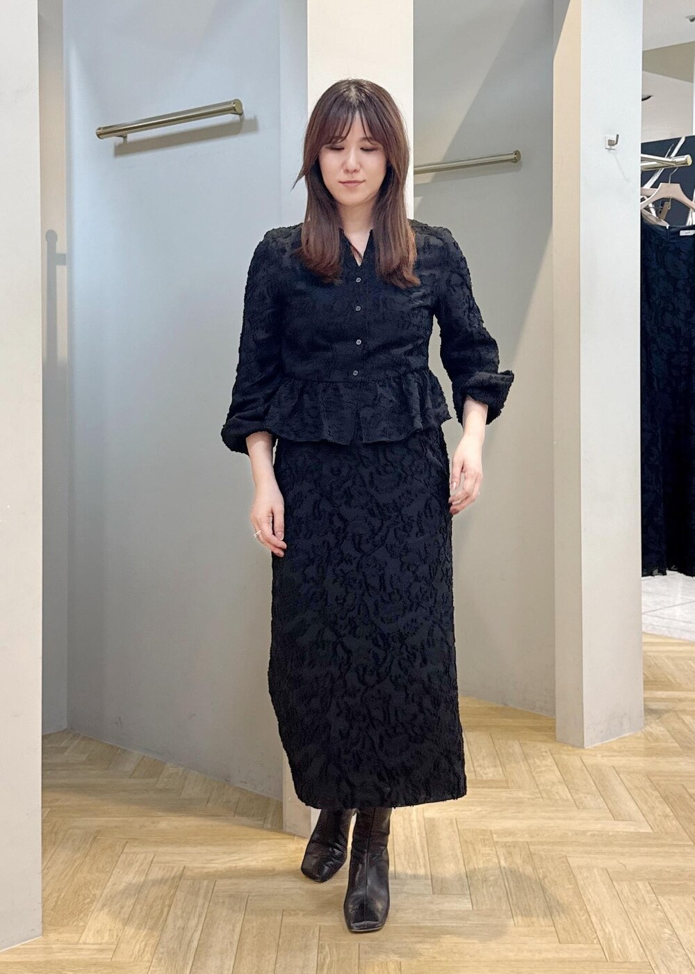 ブラック系のスカート、ブラック系のシャツ/ブラウスを着用したレディースの秋コーディネートの2枚目の写真