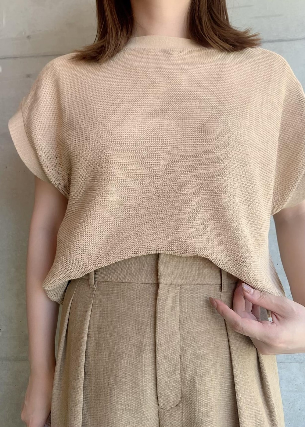 ホワイト系のサンダル、ホワイト系のトートバッグ、ベージュ系のTシャツ/カットソーを着用したレディースの夏コーディネートの3枚目の写真