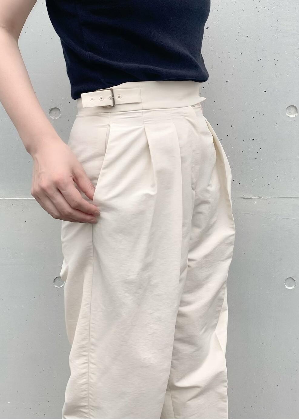 ブラウン系のサンダル、ブラック系のTシャツ/カットソー、ホワイト系のその他パンツを着用したレディースの夏コーディネートの3枚目の写真