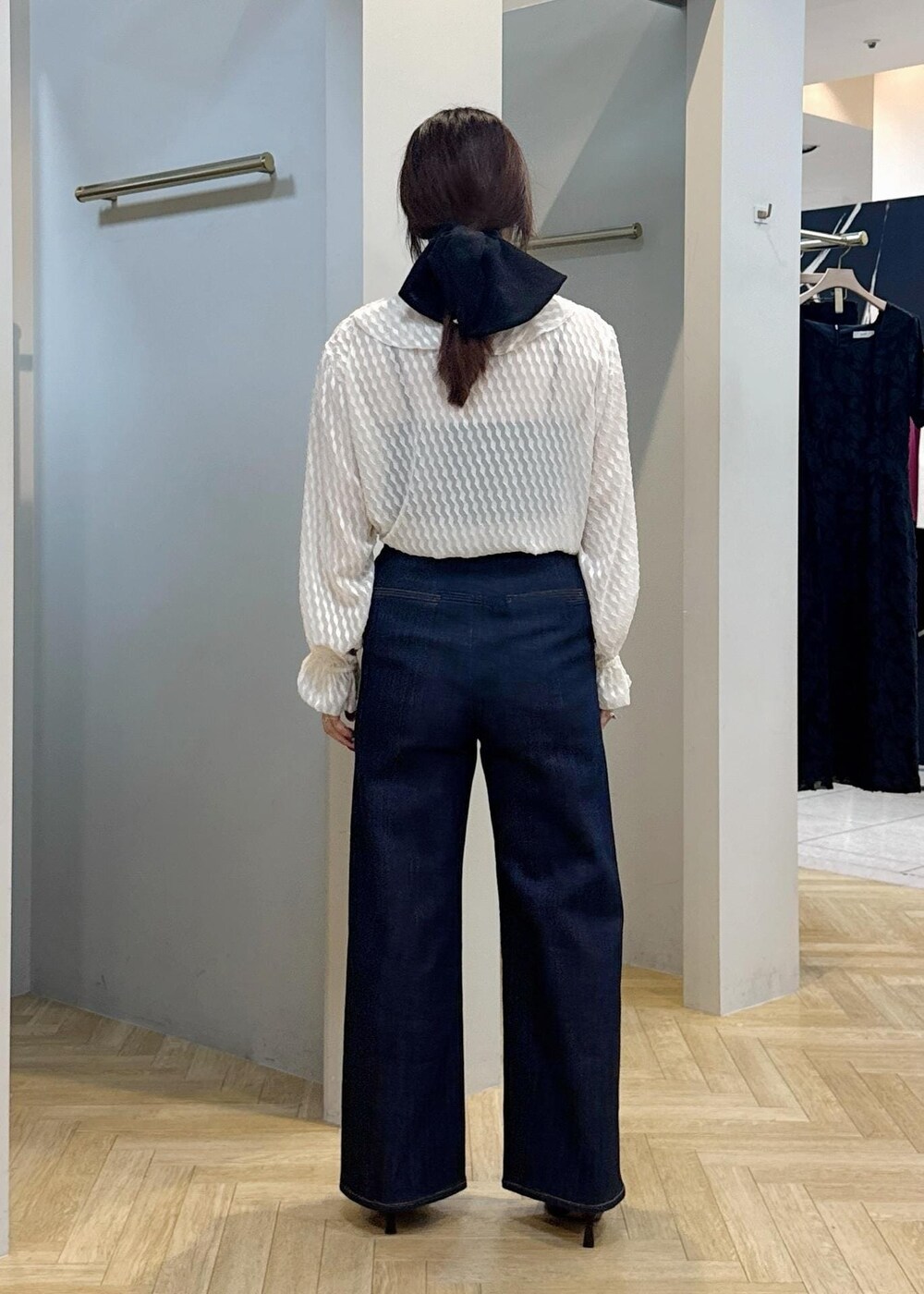 ブルー系のデニムパンツ、ホワイト系のシャツ/ブラウスを着用したレディースの秋コーディネートの3枚目の写真