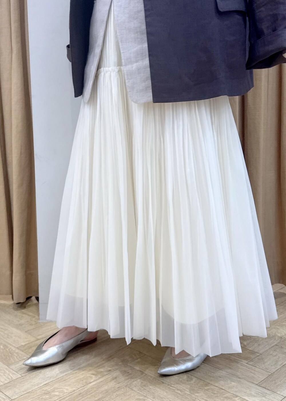 シルバー系のパンプス、ベージュ系のトートバッグ、ブラウン系のノーカラージャケットを着用したレディースの春コーディネートの6枚目の写真