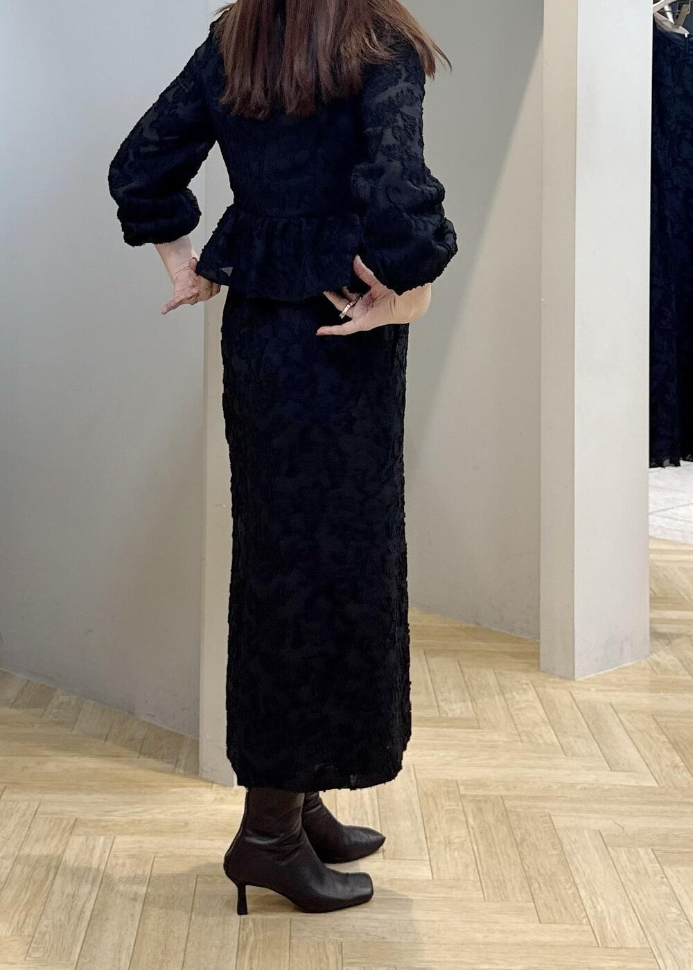 ブラック系のスカート、ブラック系のシャツ/ブラウスを着用したレディースの秋コーディネートの4枚目の写真