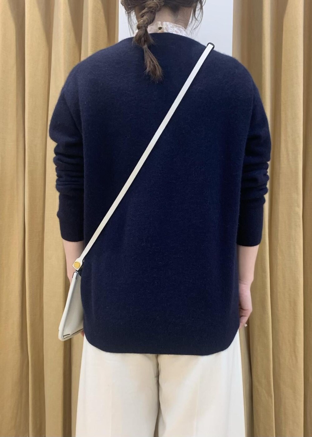 ブルー系のニット/セーター、ホワイト系のその他パンツ、ホワイト系のショルダーバッグを着用したレディースの冬コーディネートの5枚目の写真