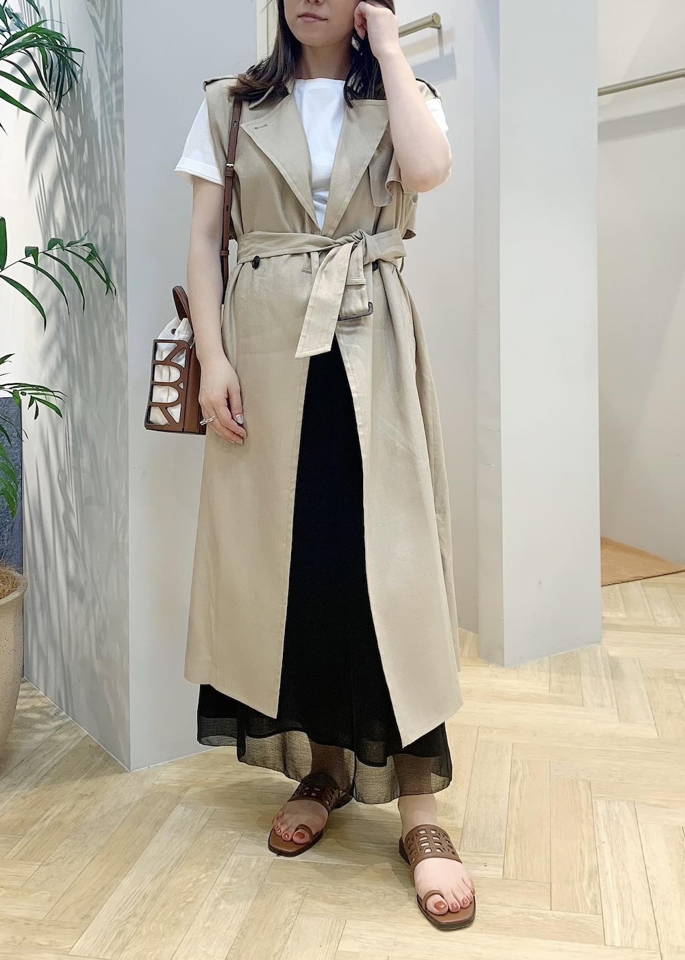 「ジレ、スカート、ロングジレ、Tシャツ、マキシ丈スカート、シアー、サンダル、夏雑貨、ROPÉ」｜「ROPE'のAnna Sandal （アンナ サンダル）（サンダル、イエロー系）」を使った、スタッフさん（レディース・162cm）の春コーディネートの2枚目の写真