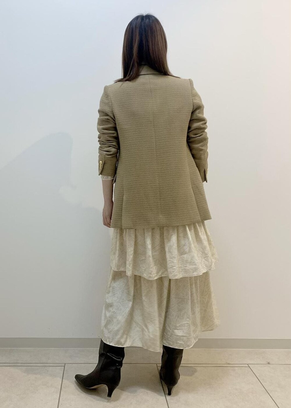 「ブレザー、ワントーンコーディネート、レース、ティアードスカート、ジャケット、ブーツ、ロングブーツ、大人カジュアル、イエベ、フェミニン」｜「ROPE'のリアルレザーヒールロングブーツ（ブーツ、ブラウン系）」を使った、スタッフさん（レディース・162cm）の秋コーディネートの2枚目の写真