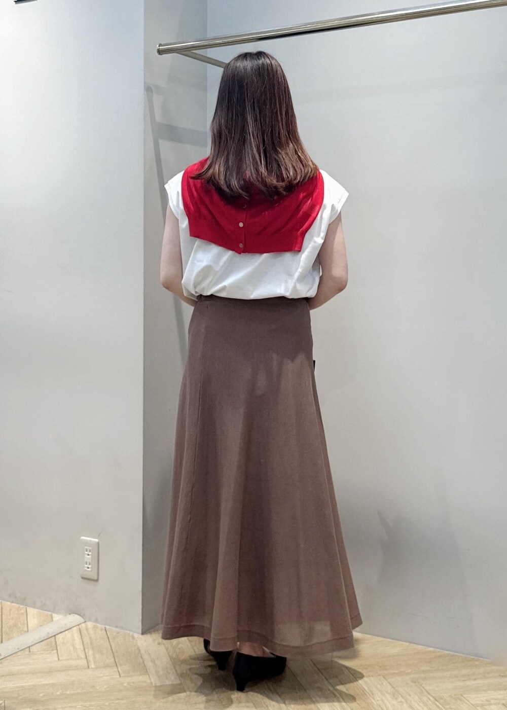 ブラック系のパンプス、ホワイト系のTシャツ/カットソー、ブラック系のハンドバッグを着用したレディースの夏コーディネートの3枚目の写真