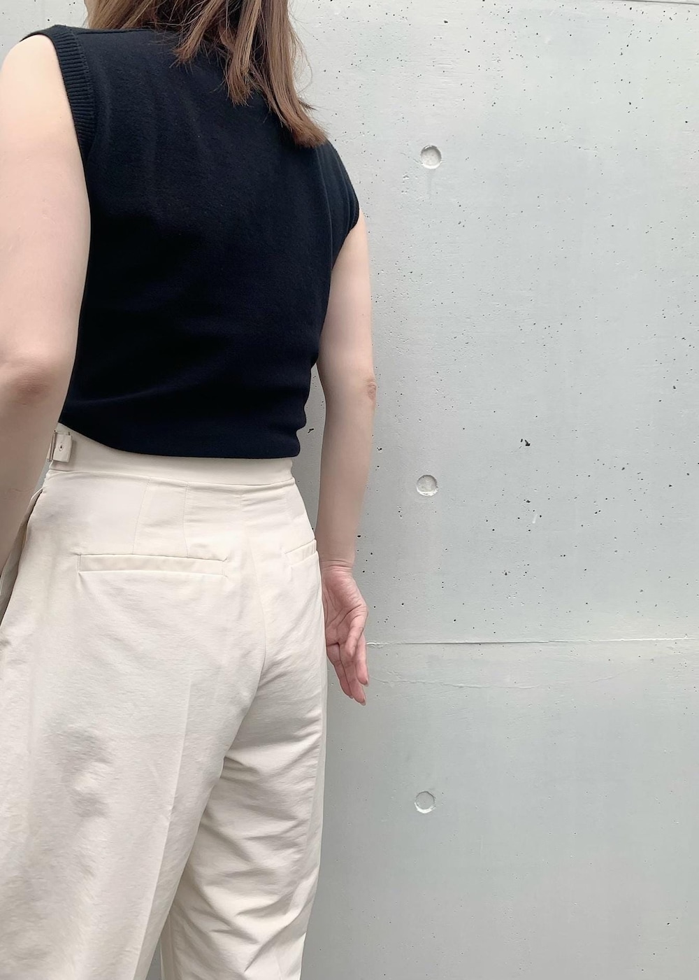 ブラウン系のサンダル、ブラック系のTシャツ/カットソー、ホワイト系のその他パンツを着用したレディースの夏コーディネートの2枚目の写真